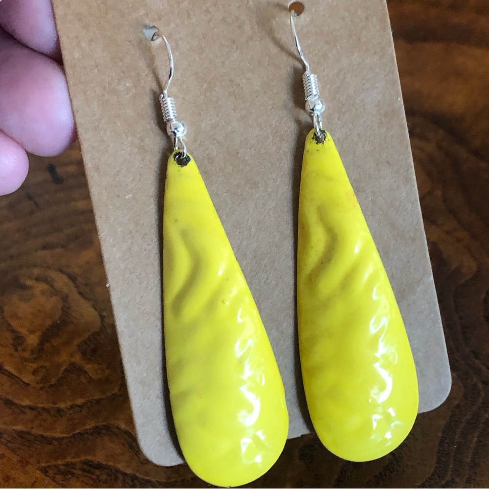 Vintage 90s bright lemon yellow hammered drop earrings